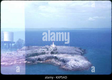Ein Luftbild von Booby Island aus dem Jahr 1957, das die Topographie, Vegetation und die umliegenden Küstengewässer im Norden Australiens zeigt. Stockfoto