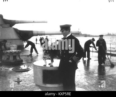 Kapitän Ley an Bord der HMS Canada im Februar 1917, begleitet von dem Maskottchen des Schiffes, das Marineteam und die maritime Tradition während des Ersten Weltkriegs hervorhebt Stockfoto