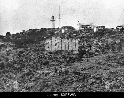 Cape Cleveland Light, das sich an der Nordspitze von Cape Cleveland in Queensland, Australien befindet, wurde 1879 erstmals beleuchtet. Der Leuchtturm wurde aus einem Holzrahmen mit verzinktem Eisen gebaut und ist 36 Meter hoch und hat eine Brennhöhe von 210 Metern. Sie dient als Navigationshilfe für Schiffe, die in die Cleveland Bay einfahren, mit einer VRB-25 Linse und einer solarbetriebenen Halogenlampe. Die Stätte ist denkmalgeschützt und wird von der Australian Maritime Safety Authority verwaltet. Stockfoto