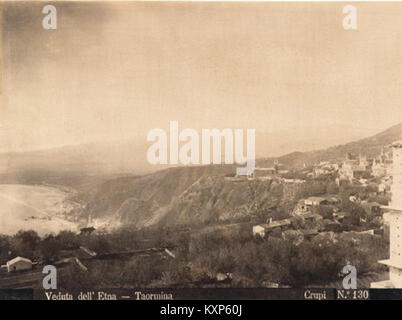 Giovanni Crupi (1849–1925) fotografierte den Ätna und Taormina in Sizilien, Italien, wobei er die vulkanische Landschaft und die städtische Architektur einfängt. Stockfoto