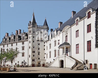 Der Innenhof der Burg Dukes of Bretagne in Nantes, Frankreich, zeigt architektonische Grundrisse und historische Merkmale Stockfoto