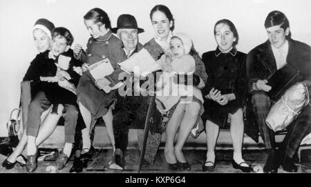 Die Familie Chaplin wird 1961 auf einem Familienfoto gezeigt, das Charlie Chaplins persönliches Leben und Familienkontext hervorhebt. Stockfoto