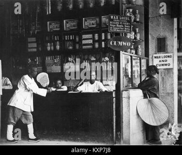 Ein chinesisches Kuriositätengeschäft in Hongkong bietet eine Vielzahl traditioneller Artikel, die das kulturelle Erbe und die Handwerkskunst der Region zeigen. Stockfoto