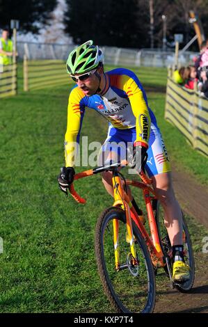 GIJON, Spanien - 9. Januar: Cyclocross Meisterschaften Spanien im Januar 9, 2015 in Gijon, Spanien. Der Radfahrer Gerard Alvarez Ortega von Katalonien Team in re Stockfoto