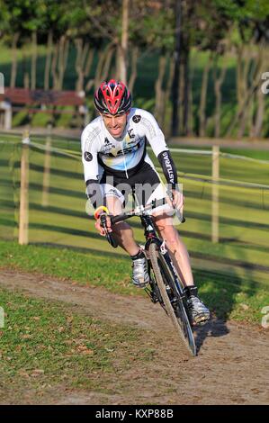 GIJON, Spanien - 9. Januar: Cyclocross Meisterschaften Spanien im Januar 9, 2015 in Gijon, Spanien. Der Radfahrer Marco Antonio Prieto Gonzalez von Asturien Kaffee Stockfoto