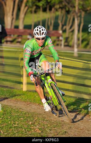 GIJON, Spanien - 9. Januar: Cyclocross Meisterschaften Spanien im Januar 9, 2015 in Gijon, Spanien. Der Radfahrer Asier Arregui Dominguez von Euskadi Team in re Stockfoto