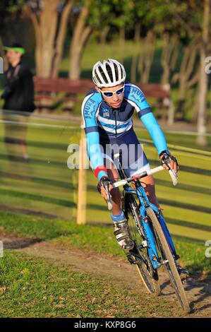 GIJON, Spanien - 9. Januar: Cyclocross Meisterschaften Spanien im Januar 9, 2015 in Gijon, Spanien. Der Radfahrer Samuel Gonzalez Carrera von Galicien Team in re Stockfoto