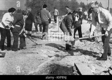 Dieses Bild aus dem Jahr 1974 zeigt Edward Gierek, den Generalsekretär der Polnischen Vereinigten Arbeiterpartei, während eines Parteitages. Das Foto spiegelt seine Führung und politische Bedeutung während der kommunistischen Ära in Polen wider. Stockfoto