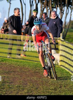 GIJON, Spanien - 9. Januar: Cyclocross Meisterschaften Spanien im Januar 9, 2015 in Gijon, Spanien. Der Radfahrer Carlos Hernandez Garcial von Madrid Team in re Stockfoto