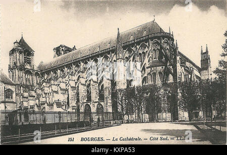 Die Südseite der Kathedrale von Bourges in Frankreich, ein gotisches architektonisches Wahrzeichen, das seine strukturelle Gestaltung, Fassade und historische Bedeutung innerhalb der Stadt Bourges hervorhebt. Stockfoto