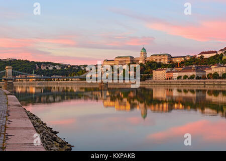 King's Palace in Budapest spiegeln sich in Wasser, Morgenhimmel, rosa Wolken Stockfoto