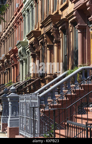 Farbenfrohe Harlem brownstones in New York City. Stockfoto