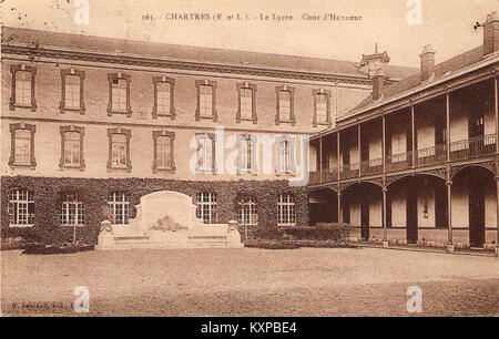 Der Cour d'Honneur im Lycée Marceau in Chartres, Eure-et-Loir, Frankreich, zeigt klassische französische Bildungsarchitektur mit symmetrischen Fassaden und formellem Innenhofdesign. Stockfoto