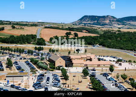 Hohe Blick über das Besucherzentrum am Viadukt von Millau, Aveyron, Frankreich. Die höchste Brücke der Welt, entworfen von Norman Foster. Stockfoto