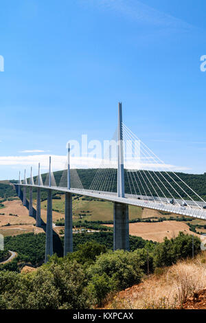 Viadukt von Millau, Aveyron, Frankreich. Die höchste Brücke der Welt, entworfen von Norman Foster. Stockfoto