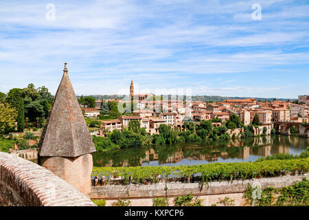 Albi, Tarn, Royal, Frankreich. Blick auf den Fluss Tarn von den Gärten des Palast Berbie. Stockfoto