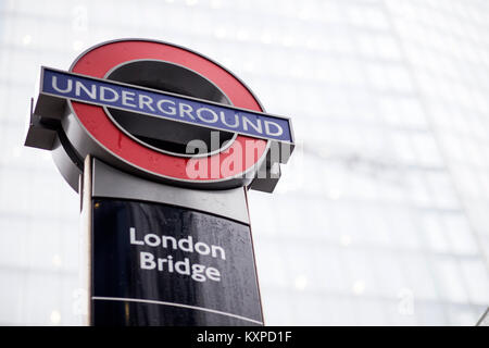 London Bridge U-Bahnstation Zeichen außerhalb der Shard, London Stockfoto