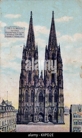 Ein historischer Blick auf die Westfassade des Kölner Doms um 1900, der seine gotische Architektur und Mauerwerk hervorhebt. Stockfoto