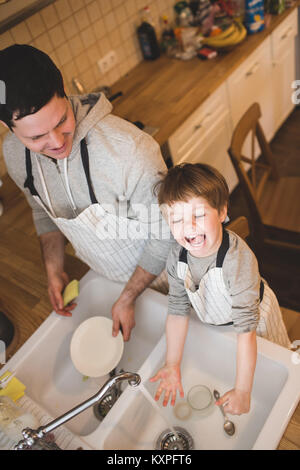 Vater und Sohn den Abwasch in der Küche Stockfoto