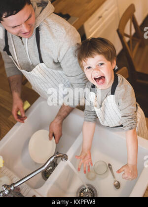 Vater und Sohn den Abwasch in der Küche Stockfoto