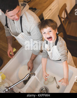 Vater und Sohn den Abwasch in der Küche Stockfoto