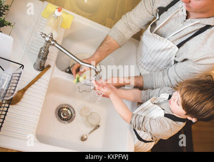 Vater und Sohn den Abwasch in der Küche Stockfoto