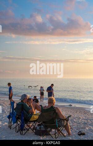 Beobachten und Fotografieren Sonnenuntergang an einem Winterabend, Barefoot Beach, Naples, Florida, USA Stockfoto