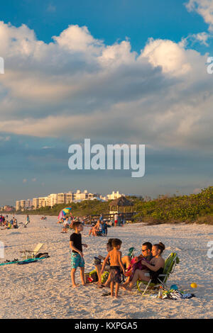 Familie Sonnenuntergang an einem Winterabend, Barefoot Beach, Naples, Florida, USA Stockfoto