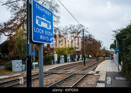 Grüne Tram in Croydon, mit der Straßenbahn sehen beide Seiten zeigen Titel und Plattformen Stockfoto