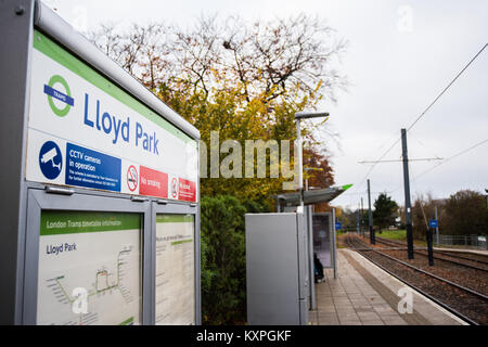 Grüne Tram in Croydon, mit der Straßenbahn sehen beide Seiten zeigen Titel und Plattformen Stockfoto