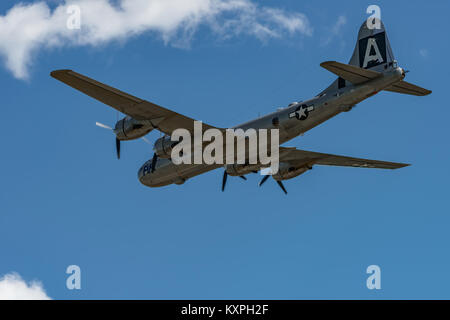 READING, PA - Juni 3, 2017: Boening B-29 Superfortress "Fifi" im Flug während des Zweiten Weltkrieges reenactment am Mittelatlantischen Air Museum Stockfoto