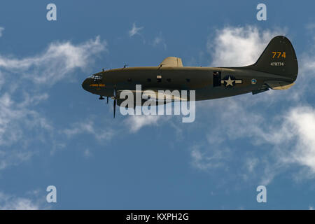 READING, PA - Juni 3, 2017: CURTISS C-46 'Commando' 'TINKER BELLE" im Flug während des Zweiten Weltkrieges reenactment am Mittelatlantischen Air Museum Stockfoto