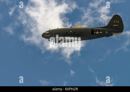 READING, PA - Juni 3, 2017: CURTISS C-46 'Commando' 'TINKER BELLE" im Flug während des Zweiten Weltkrieges reenactment am Mittelatlantischen Air Museum Stockfoto