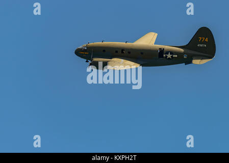 READING, PA - Juni 3, 2017: CURTISS C-46 'Commando' 'TINKER BELLE" im Flug während des Zweiten Weltkrieges reenactment am Mittelatlantischen Air Museum Stockfoto