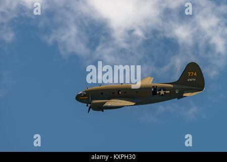 READING, PA - Juni 3, 2017: CURTISS C-46 'Commando' 'TINKER BELLE" im Flug während des Zweiten Weltkrieges reenactment am Mittelatlantischen Air Museum Stockfoto