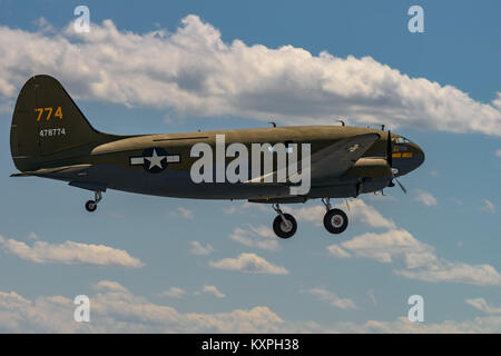 READING, PA - Juni 3, 2017: CURTISS C-46 'Commando' 'TINKER BELLE" im Flug während des Zweiten Weltkrieges reenactment am Mittelatlantischen Air Museum Stockfoto