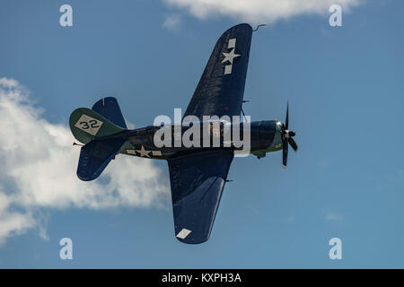 READING, PA - Juni 3, 2017: CURTISS WRIGHT - SB2C-5 HELLDIVER'' im Flug während des Zweiten Weltkrieges reenactment am Mittelatlantischen Air Museum Stockfoto