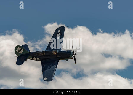 READING, PA - Juni 3, 2017: CURTISS WRIGHT - SB2C-5 HELLDIVER'' im Flug während des Zweiten Weltkrieges reenactment am Mittelatlantischen Air Museum Stockfoto