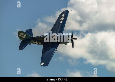 READING, PA - Juni 3, 2017: CURTISS WRIGHT - SB2C-5 HELLDIVER'' im Flug während des Zweiten Weltkrieges reenactment am Mittelatlantischen Air Museum Stockfoto