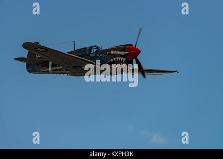 READING, PA - Juni 3, 2017: Curtiss P-40 M "Warhawk" im Flug während des Zweiten Weltkrieges reenactment am Mittelatlantischen Air Museum Stockfoto