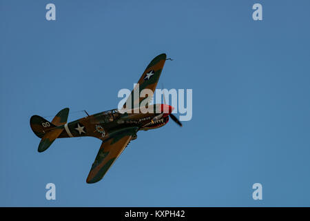 READING, PA - Juni 3, 2017: Curtiss P-40 M "Warhawk" im Flug während des Zweiten Weltkrieges reenactment am Mittelatlantischen Air Museum Stockfoto