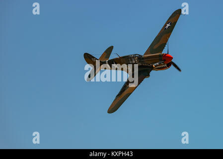 READING, PA - Juni 3, 2017: Curtiss P-40 M "Warhawk" im Flug während des Zweiten Weltkrieges reenactment am Mittelatlantischen Air Museum Stockfoto