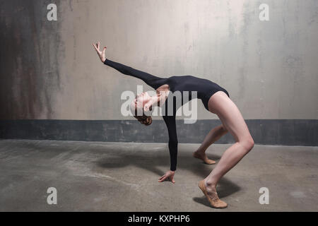 Professionelle Tänzerin, Brücke Körperhaltung. Studio shot Stockfoto