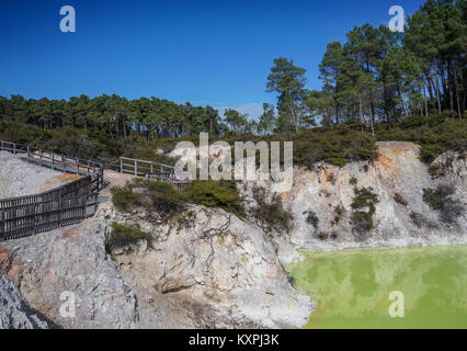 North Island, Neuseeland - Apr 25, 2015. Menschen besuchen Schwefel See in der Taupo Volcanic Zone auf der Nordinsel in Neuseeland. Der Vulkan hat handeln. Stockfoto