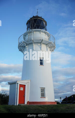 North Island, Neuseeland - 26.April 2015. Menschen besuchen weißen Leuchtturm am sonnigen Tag auf North Island, Neuseeland. Stockfoto