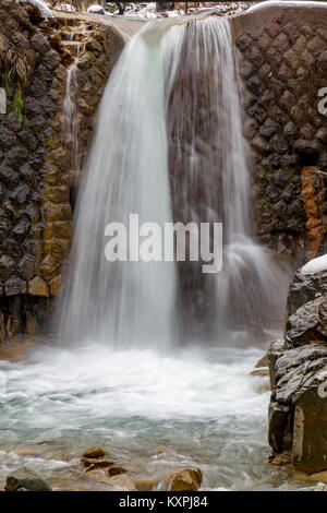 Die Yokoyu Fluss fließt über einen Hochwasserschutz Tor, erstellen einen schönen Wasserfall. Der Fluss ist von heißen Quellen in den Bergen gespeist, so dass es Sta Stockfoto