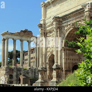 Arch von Kaiser Septimius Severus und Tempel des Saturn in das Forum Romanum in Rom, Italien Stockfoto