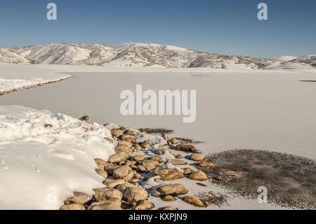 Meistens Jordanelle Reservoir in Wasatch County, Utah eingefroren Stockfoto