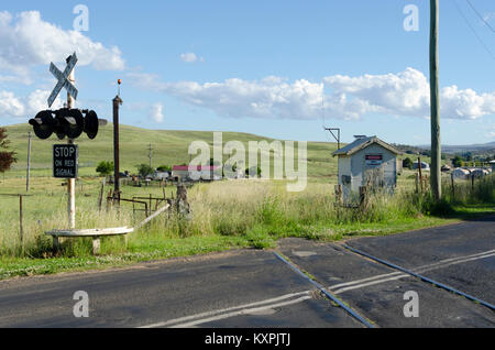 Bahnübergang. Cooma, New South Wales, Australien Stockfoto