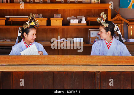 OSAKA, Japan - 24. Oktober: Schrein aiden in Osaka, Japan, am 24. Oktober 2014. Nicht identifizierte "iko" an sumiyoshi Taisha Shrine im Zähler verkaufen wi Stockfoto